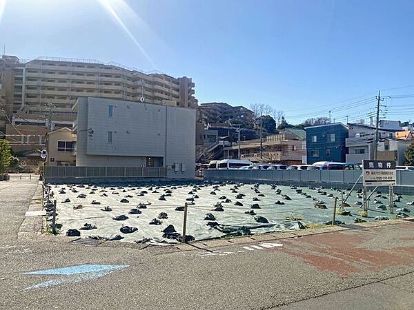 コンビニやスーパーなど、複数の買い物施設が徒歩5分圏内に揃う利便性の高い住環境！