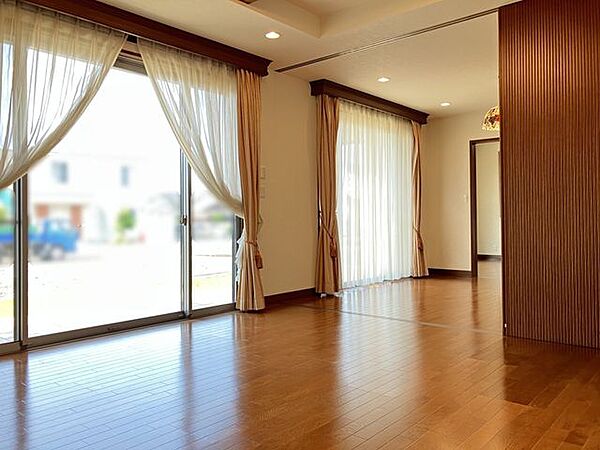 大きな窓から入る光で満たされる明るく開放感溢れるリビング