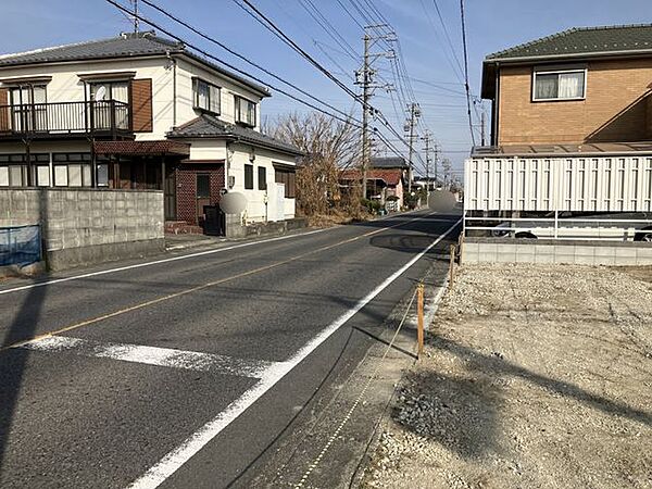 西側前面道路