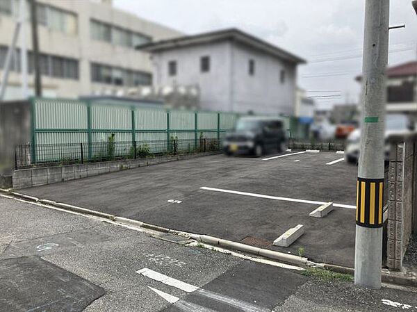 前面道路含む外観