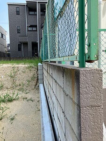 西側隣地よりコンクリートブロック等が一部越境していますが、令和7年2月3日付で覚書を取得済。所有者間で対応方針が合意されています。