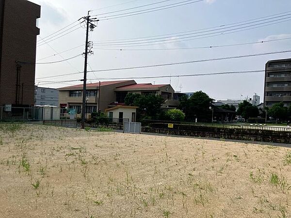 周辺には既に建物が建ち揃っており、陽当たりや開口部の向きに配慮した住まいの計画がしやすい区画です。