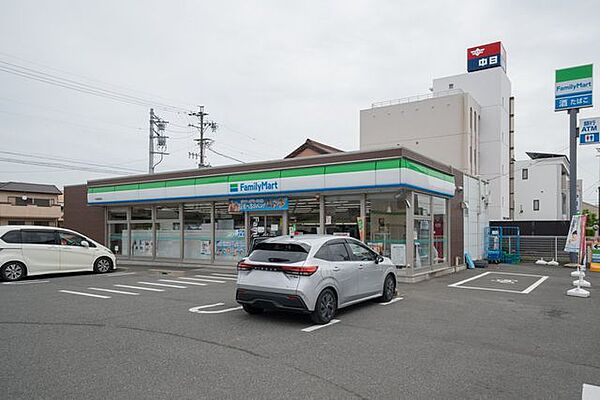ファミリーマート一宮城崎通店 450m