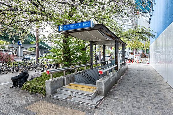 国際センター駅(名古屋市交通局 桜通線) 徒歩8分。 620m