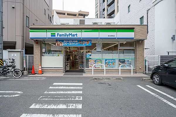 ファミリーマート那古野南店 徒歩2分。 140m