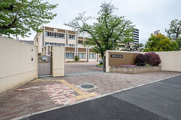 名古屋市立なごや小学校 徒歩13分。 990m
