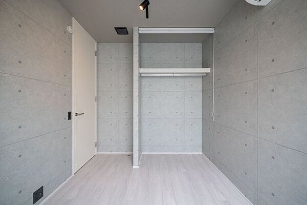 2階南西に位置する洋室。オープン収納には枕棚とハンガーパイプを備え、衣類や小物を整理しやすい仕様です。シェードカーテンを設けることで、必要に応じて目隠しが可能です。