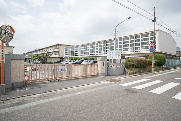 多治見市立精華小学校 ■徒歩22分に位置する公立小学校で、「やさしく たくましく 生き生きと」を教育目標に掲げています。学校ホームページでは日々の学校の様子を閲覧できます。 1700m