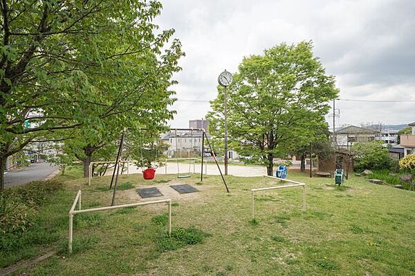 住吉公園 ■徒歩14分に位置する公園で、遊具や広場が整備され、日常の散策や子どもの遊び場として利用されています。 1100m