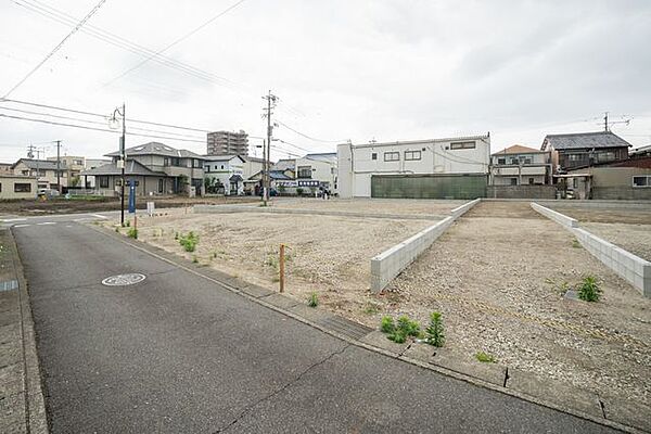 前面道路含む外観　D号地