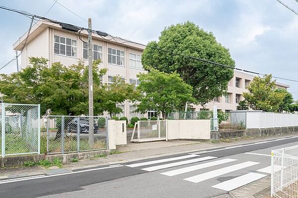 江南市立布袋中学校 徒歩5分。■徒歩5分に位置する公立中学校です。ホームページでは日々の学校生活や部活動の様子が発信されており、学校の取り組みを身近に感じられる環境です。 400m
