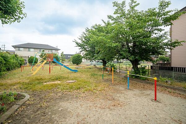 布袋児童公園 徒歩2分。■徒歩2分に位置する公園で、ブランコ・滑り台・鉄棒などの遊具が揃っています。お子さまの遊び場として日常的に利用しやすい環境です。 100m