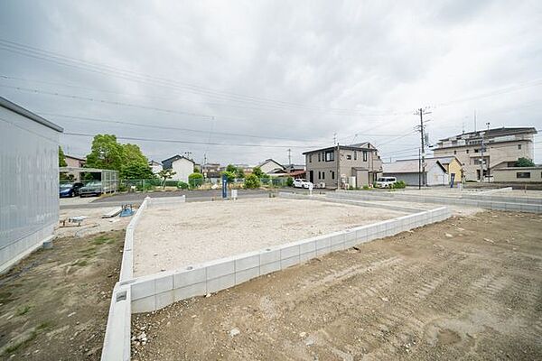 ■G号地分譲地の周囲には既存建物があるため、周辺環境を踏まえた日当たりや窓配置など、実際の暮らしを想定した住まいづくりを検討しやすい立地です。