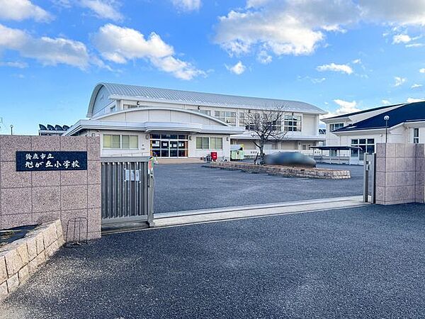 鈴鹿市立旭が丘小学校 580m