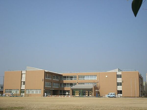 四日市市立港中学校 徒歩10分。 750m