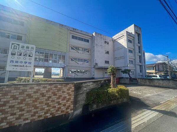 津市立西郊中学校 徒歩29分 2300m
