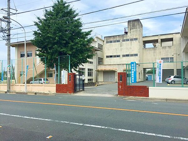 豊橋市立中部中学校 徒歩8分。 580m