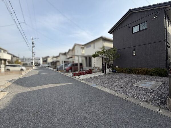 前面道路含む外観