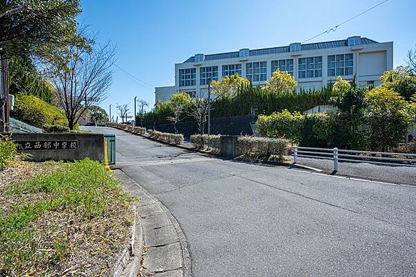 東浦町立西部中学校 550m