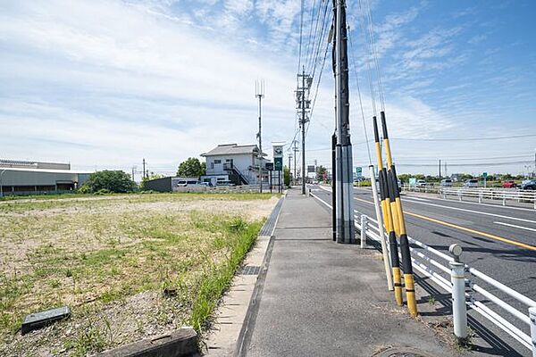 西側前面道路