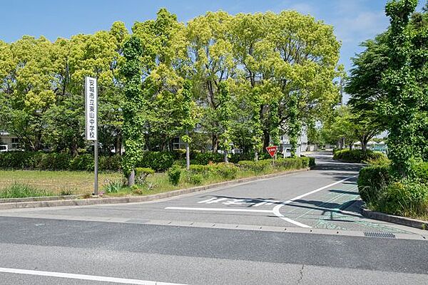 安城市立東山中学校 徒歩24分。 1900m