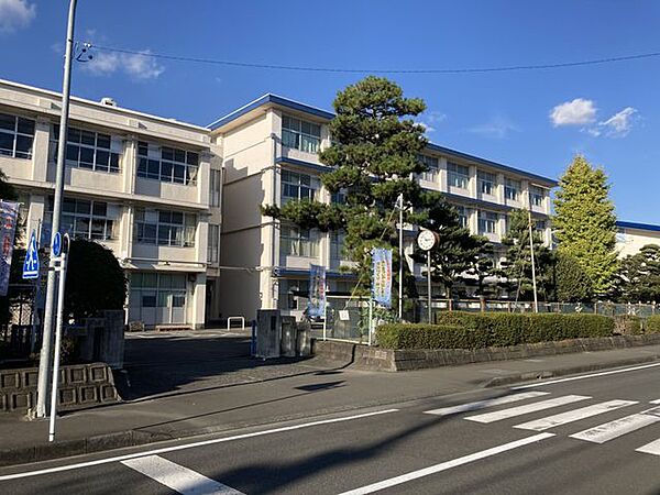 藤枝市立青島中学校 徒歩11分。 830m