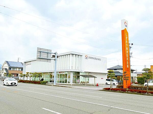 しずおか焼津信用金庫瀬名支店 徒歩9分。 710m