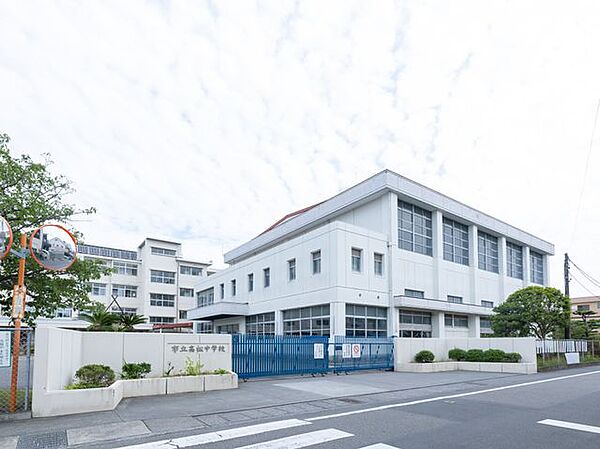 静岡市立高松中学校 徒歩15分。1949年に設立された長い歴史を持っている中学校です。「自ら学ぶ力」「人と協働する力」「社会で生き抜く力」の育成に力を入れております。 1170m
