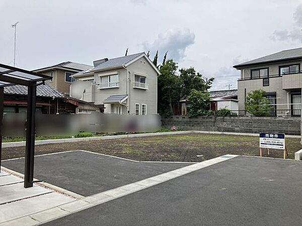 前面道路・回転スペース含む外観