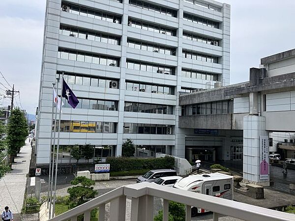 沼津市役所 徒歩6分。 450m