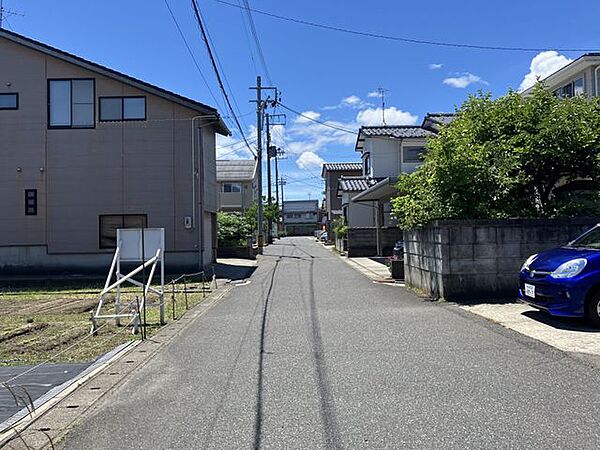 西側前面道路（北方向から撮影）