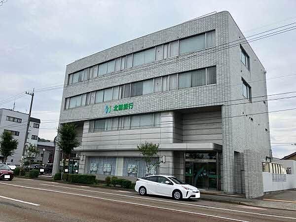 北國銀行　金沢城北支店 830m