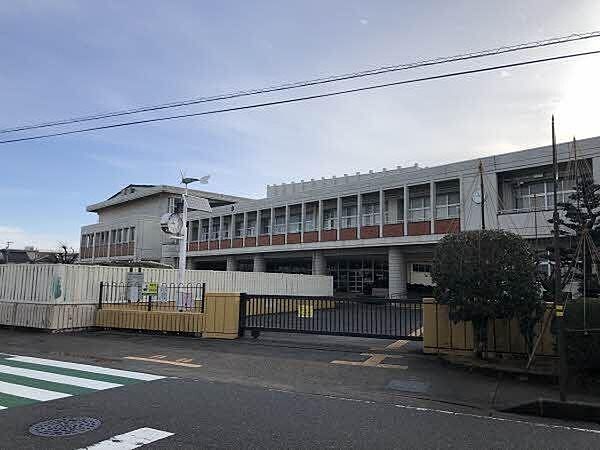 金沢市立泉野小学校 670m