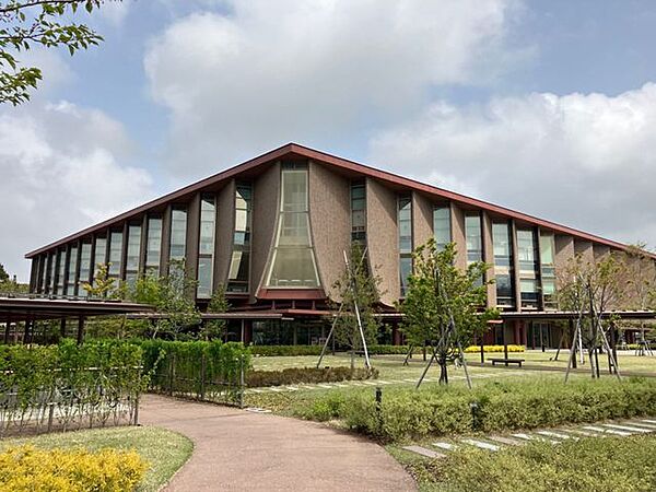 石川県立図書館 720m