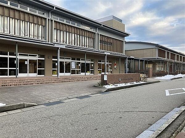金沢市立小立野小学校 1050m