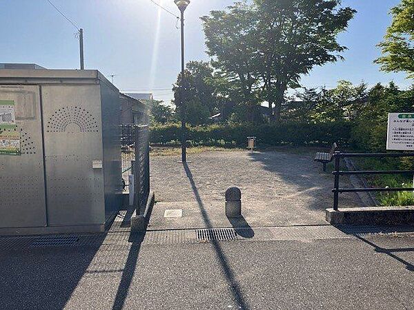 徒歩1分のところに公園があります！
