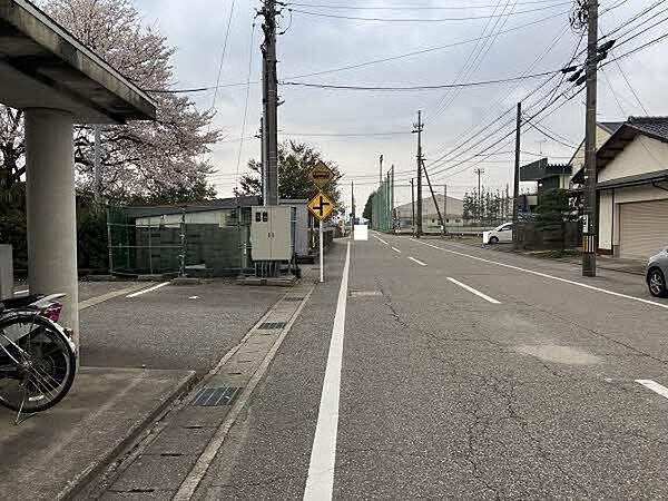北東側道路