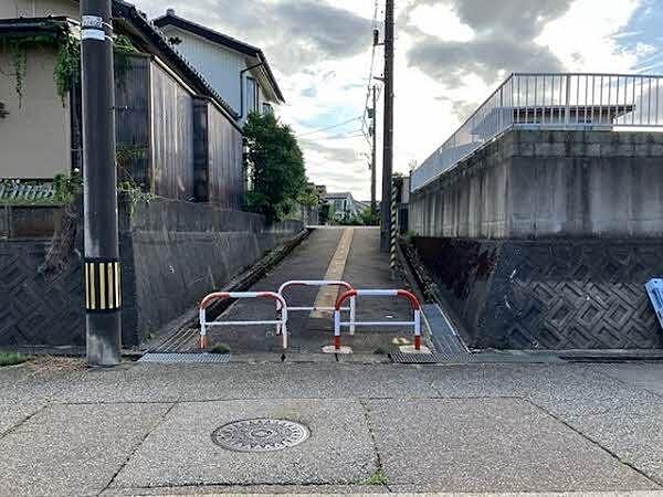 南東側道路（北東側より撮影。通り抜けは出来ません）