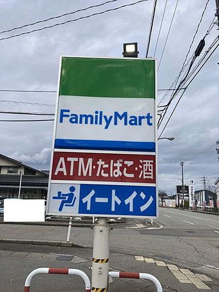 周辺：ファミリーマート緑の丘公園前店