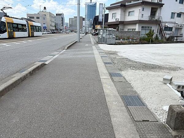 前面道路（東側より撮影）
