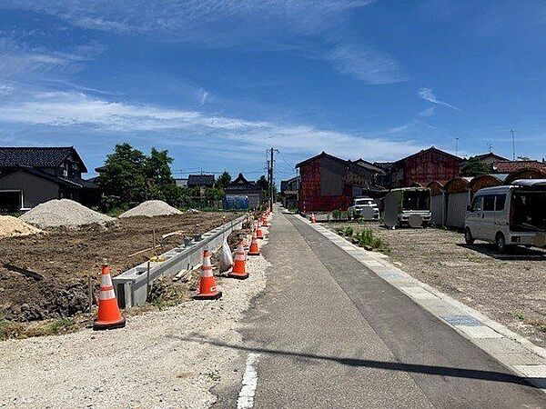 南東側道路