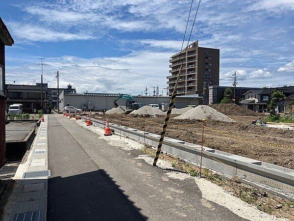 南東側道路
