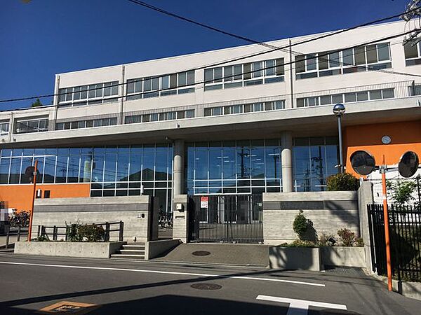 箕面市立第一中学校 640m