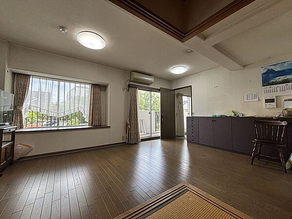 【LDK】地上11階建マンションの2階部分に位置する住戸です。LDKは、約14.0帖の広さ。バルコニーへ出入りいただけます。
