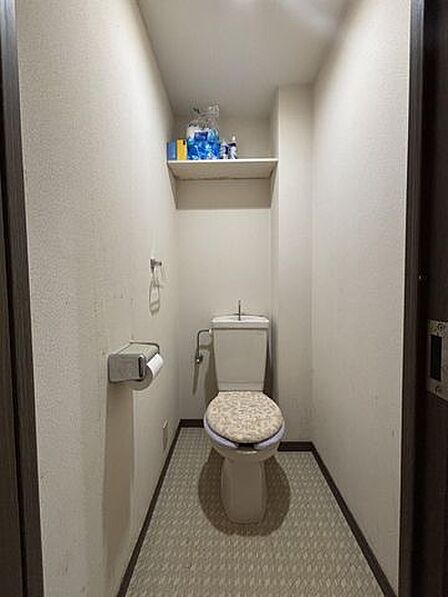 【トイレ】背面上部に棚があり、トイレットペーパーなどのストックが可能です。