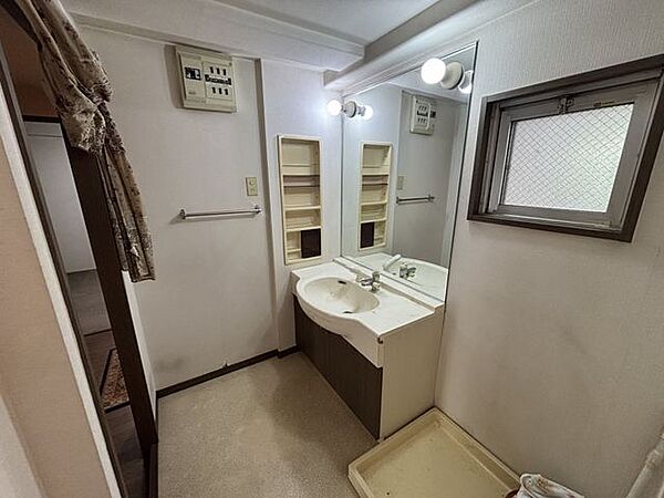 【洗面所】1面鏡付きの洗面化粧台が設置されています。