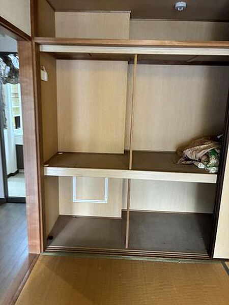 【押入】寝具・座布団などを収納可能。天袋付きです。