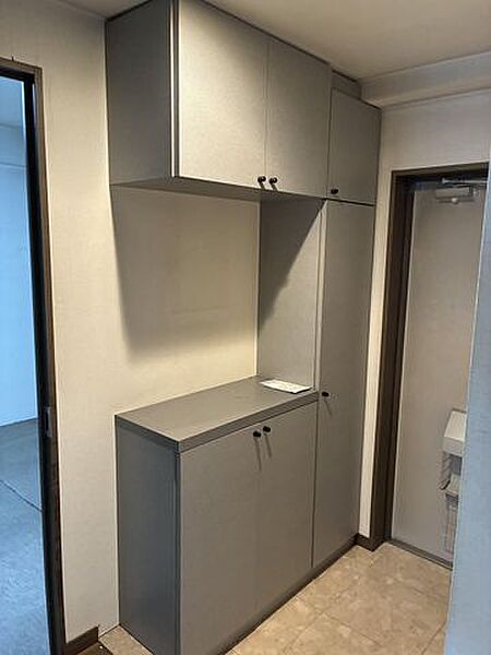 【シューズボックス】カウンター部分は、飾り棚などとして利用可能です。