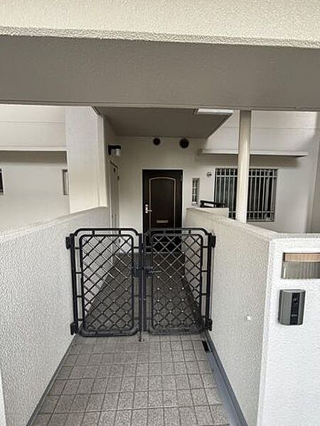 【専用ポーチ】門扉が設けられており、防犯面に配慮されています。