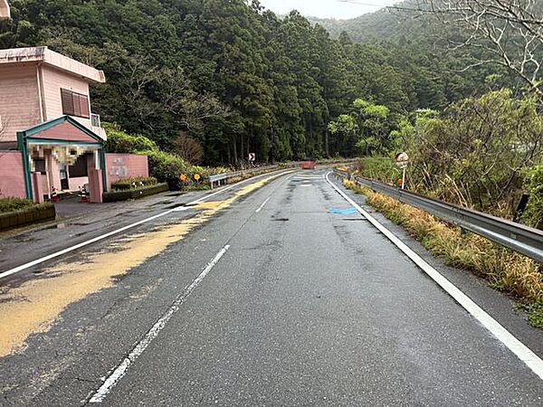 JR紀勢本線「紀伊田原」駅まで徒歩20分の立地です。間口約29.0mで接道しています。